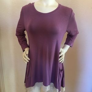 LOGO Lace Trim Slub Knit Top with Lace Hem